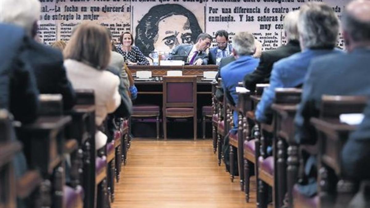 Pedro Sánchez, al fondo, durante la reunión del grupo socialista en el Senado, ayer.