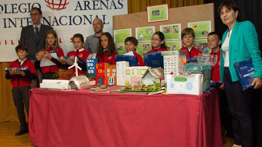 Los alumnos premiados del Colegio Arenas Internacional de Lanzarote posan junto a su maqueta.