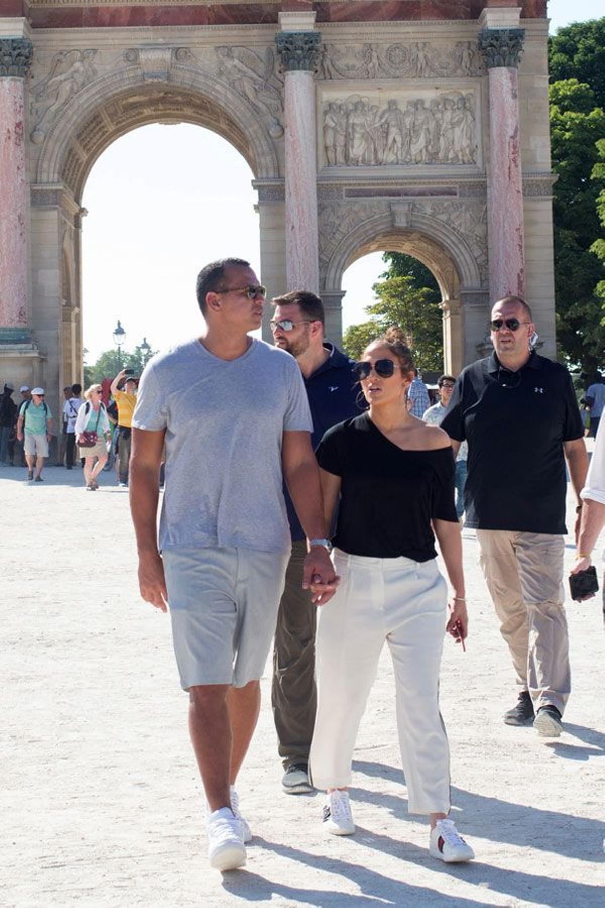 Jennifer Lopez con un sencillo look en blanco y negro en París