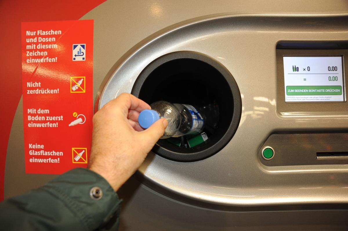 Detalle de una de las máquinas de depósito de envases plásticos utilizada en un supermercado de Essen, en Alemania.