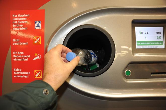 La recogida en los comercios de botellas de plástico y latas vacías apunta ahora a 2029