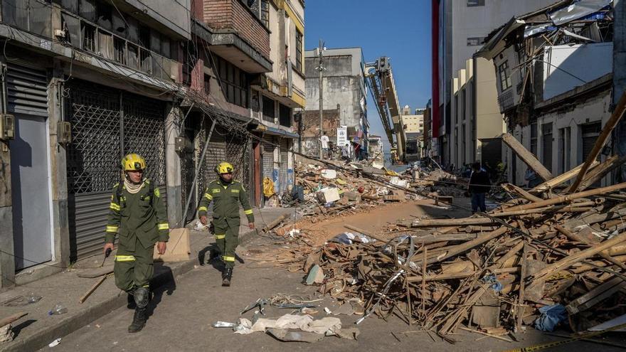 Qué hacer durante un terremoto: protegerse bajo una mesa y no salir al exterior hasta que termine el temblor