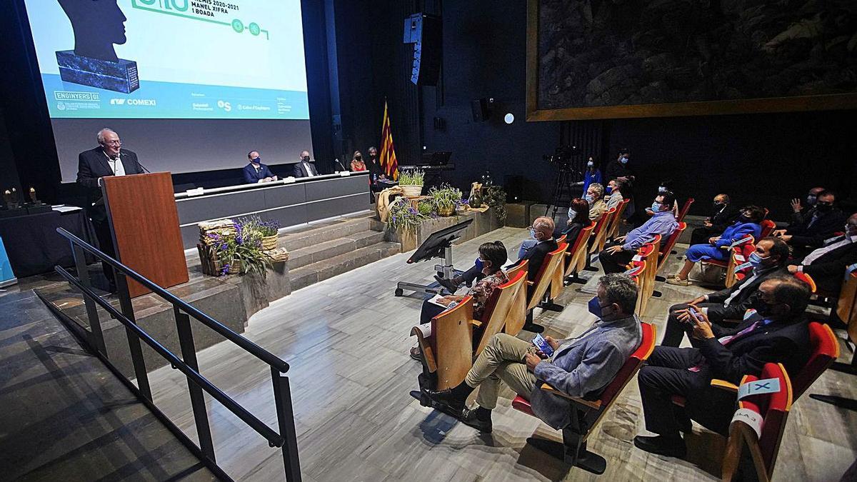 Un instant de l’acte d’entrega dels premis Manel Xifra i Boada, ahir a Girona.  | MARC MARTÍ