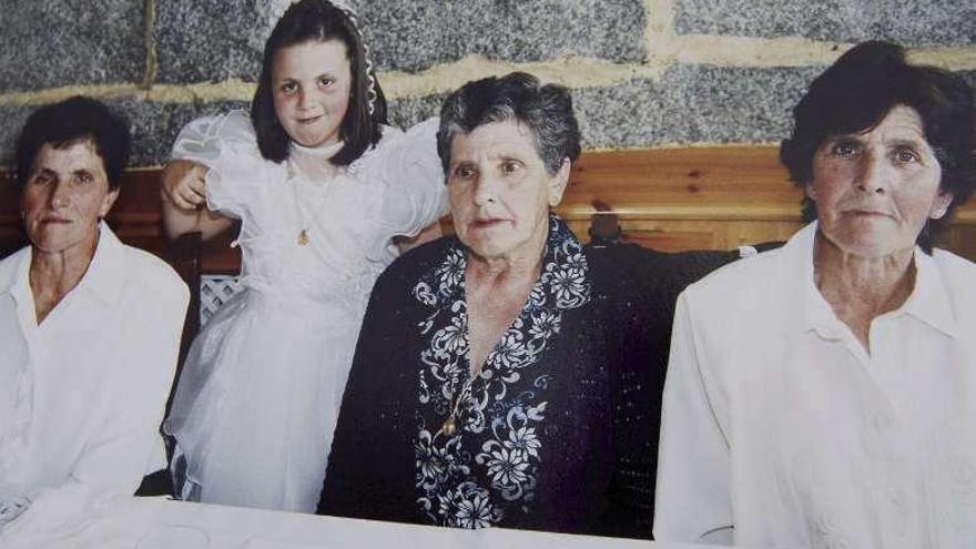 María Soto (centro) en la Primera Comunión de un familiar. la opinión