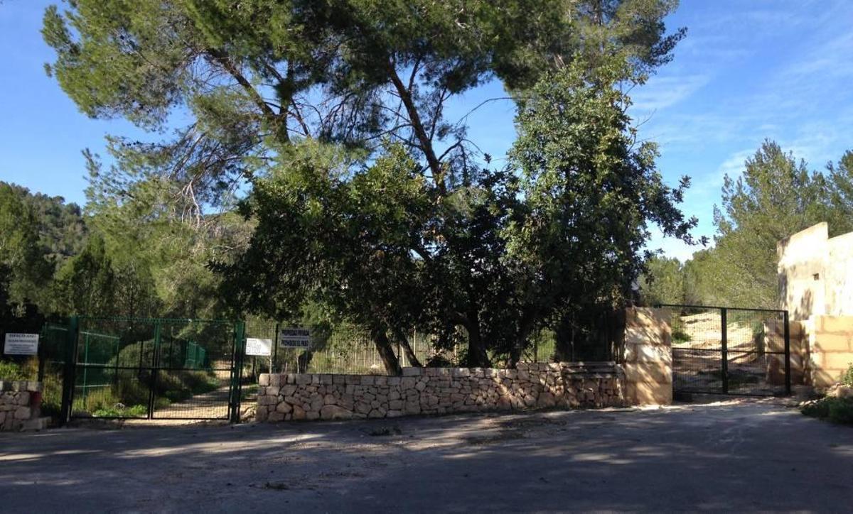 Las dos barreras instaladas este año junto al cementerio de la Vileta.