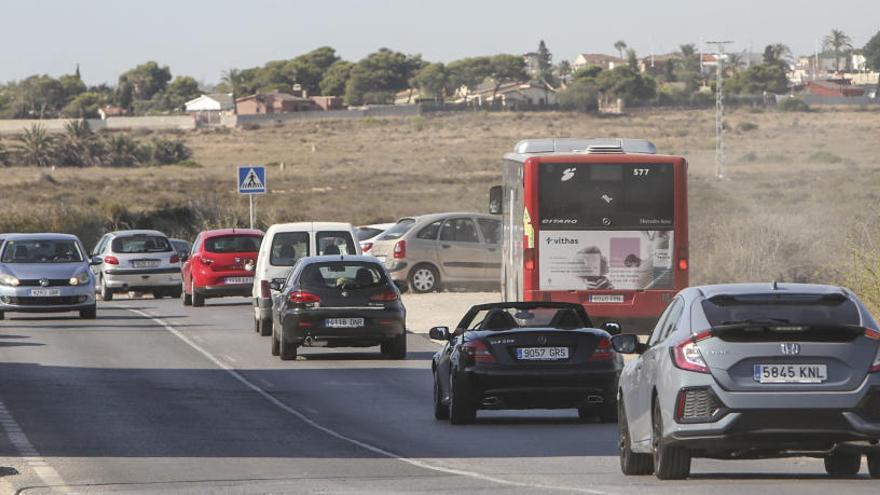 Imagen de un autobús de la línea 27, a su paso por Urbanova