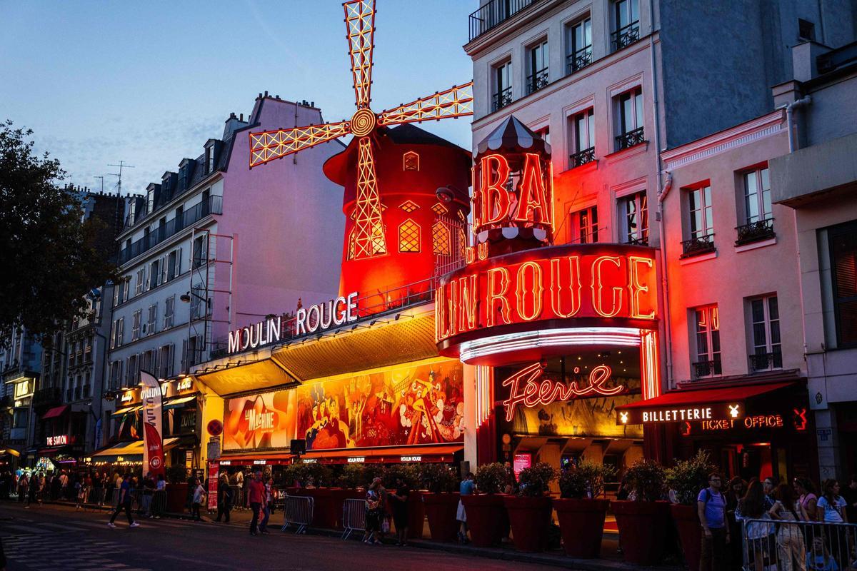 Imagen de archivo del Moulin Rouge, antes de caer las aspas del mítico molino