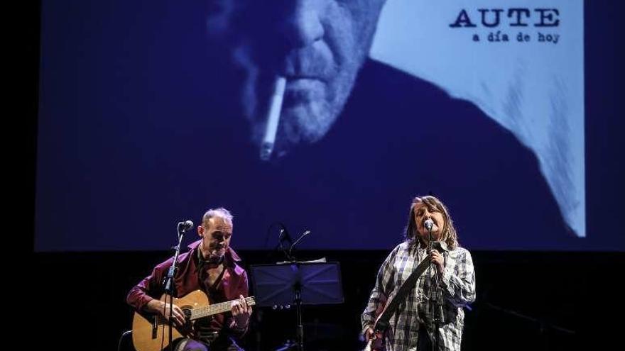 &quot;La Gata Loca&quot; abrió ayer el homenaje a Aute en Oviedo.