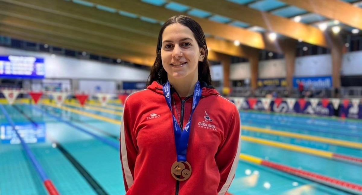 Macarena López, con la medalla de bronce ganad en 400 estilos.