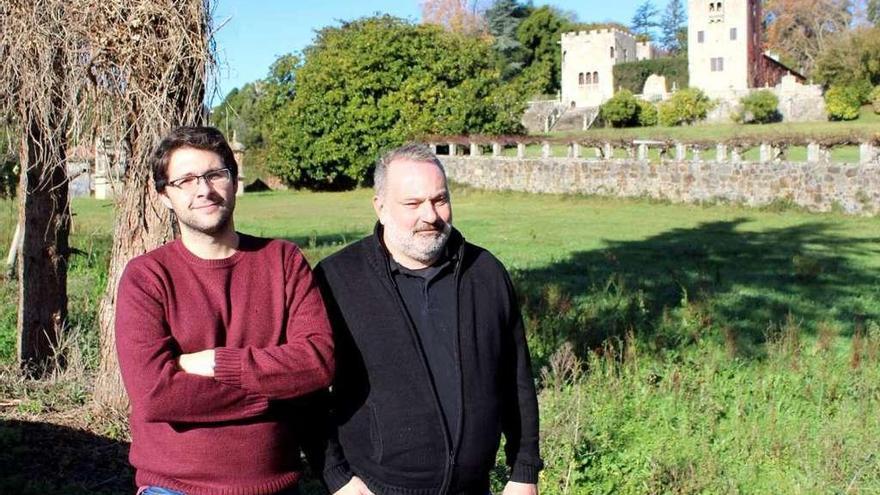 Manuel Pérez Lorenzo, á esquerda, e Carlos Babío co pazo de Meirás ao fondo.