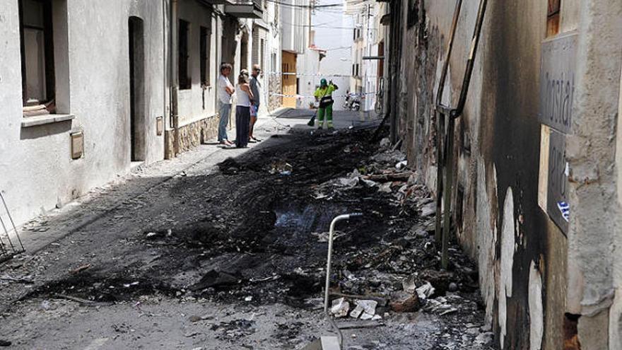 L&#039;estat de l&#039;immoble, a la dreta, l&#039;endemà de l&#039;incendi.