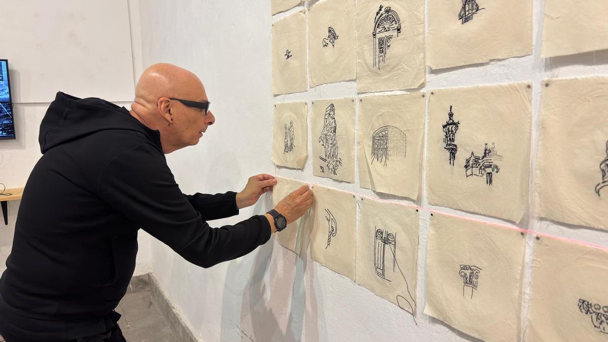 El artista Francis Naranjo, en el montaje de 'Asimetrías, resistencia y memoria histórica'