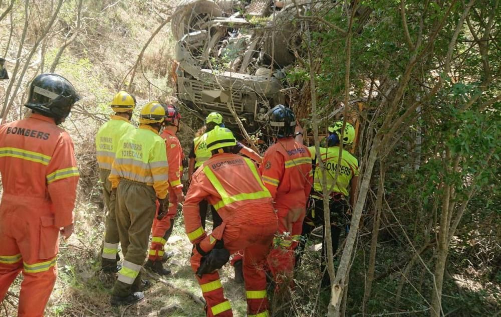 Mueren dos operarios de grúa tras hundirse una carretera en Aras de los Olmos