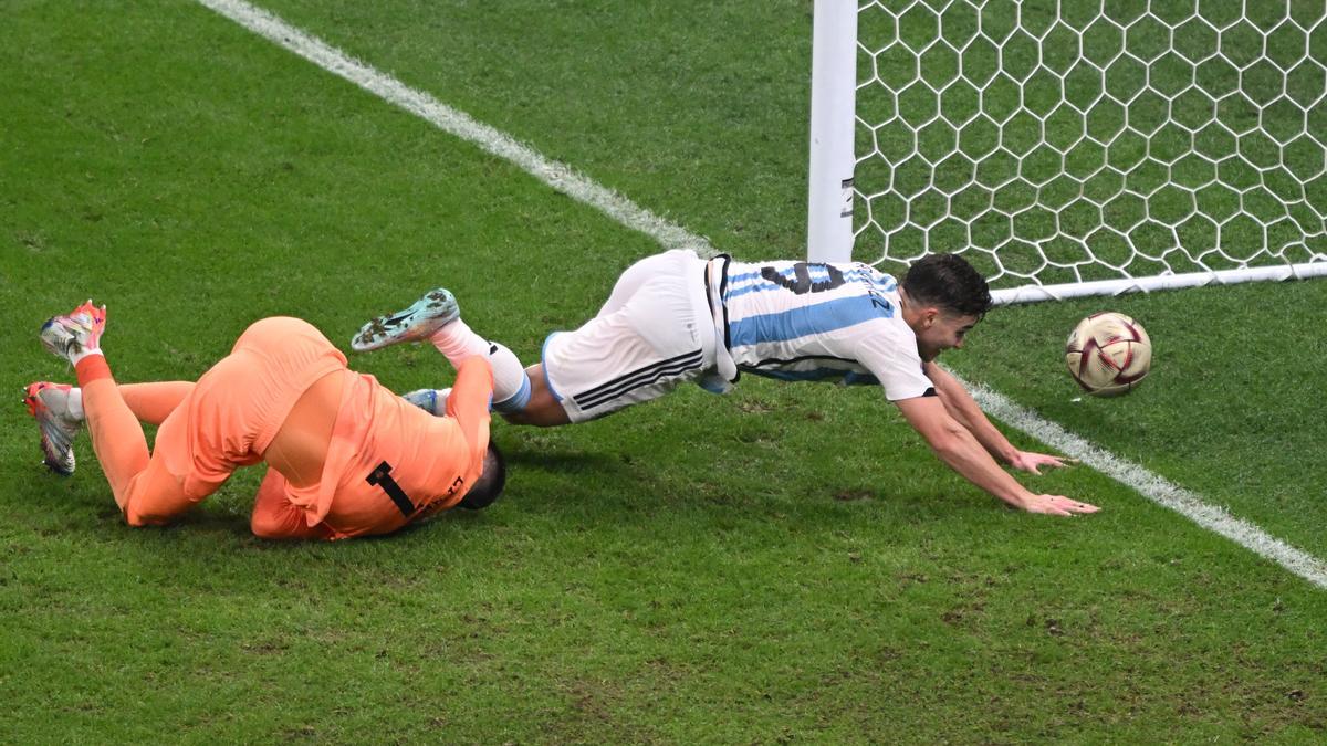 Julián Álvarez arrolla a Livakovic en la jugada del segundo gol de Argentina a Croacia.