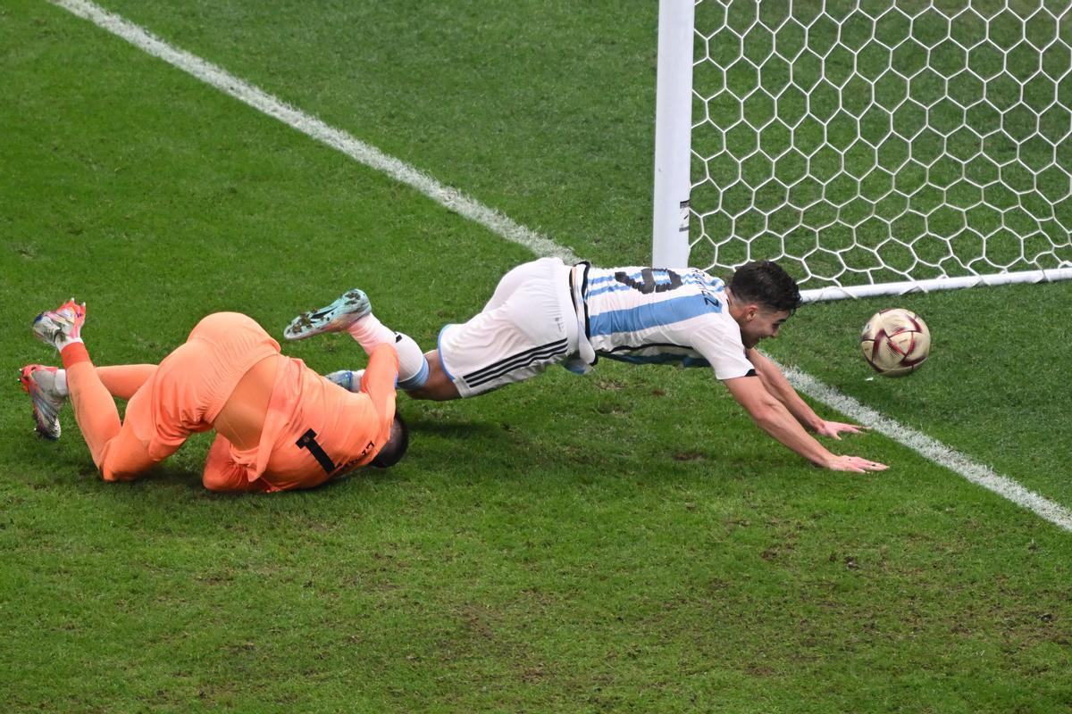 Julián Álvarez arrolla a Livakovic en la jugada del segundo gol de Argentina a Croacia.