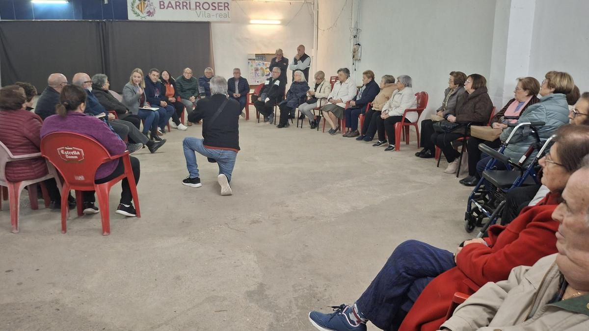 Galería de fotos: Reunión en la sede de la asociación de vecinos El Roser de Vila-real por la tasa de basuras