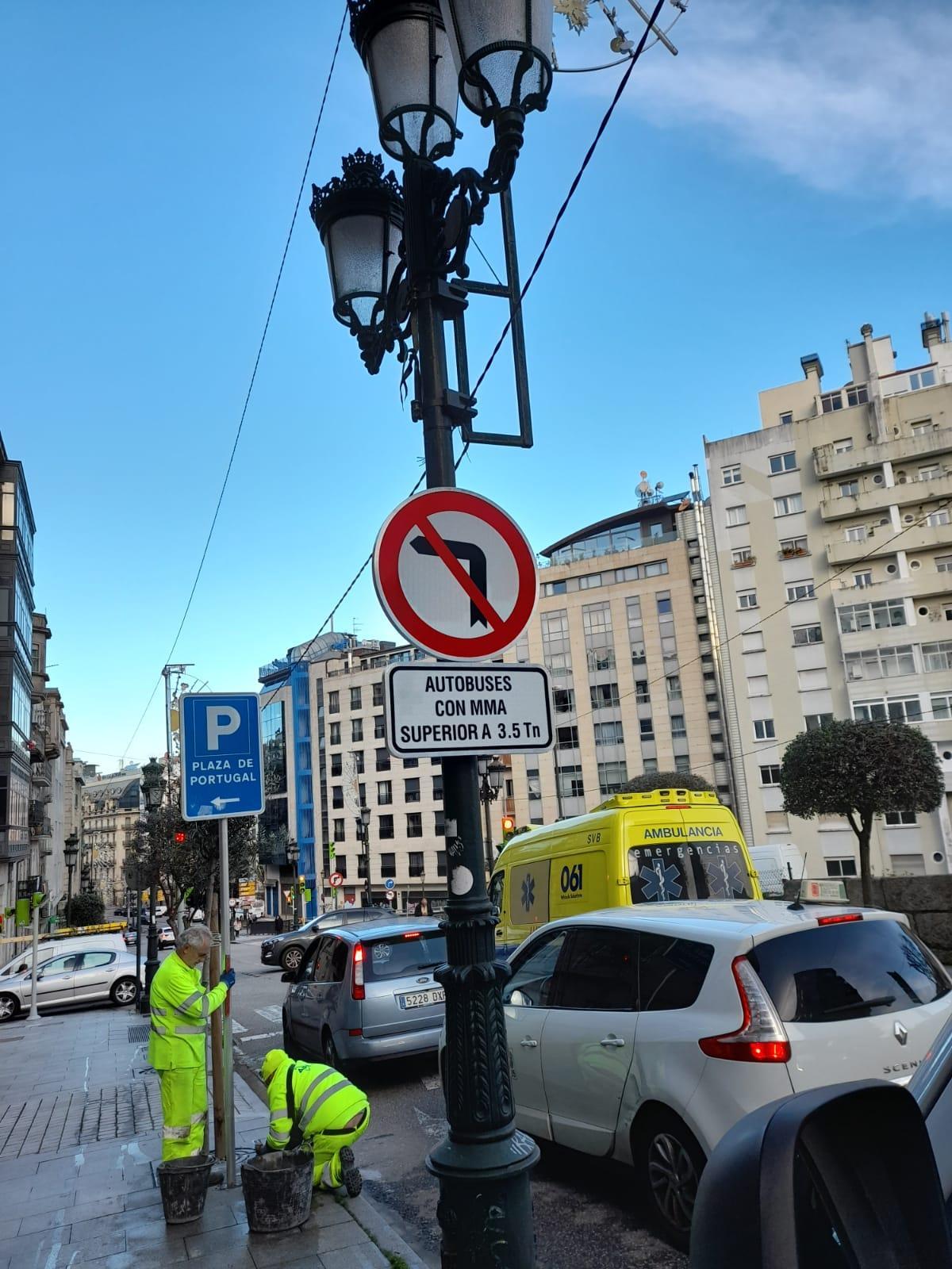 Señal instalada por el Concello en Alfonso XIII que prohíbe el giro hacia Cervantes