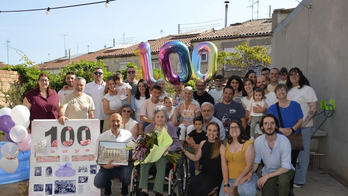 Rosa Torné Rojas, al mig, ha fet 100 anys