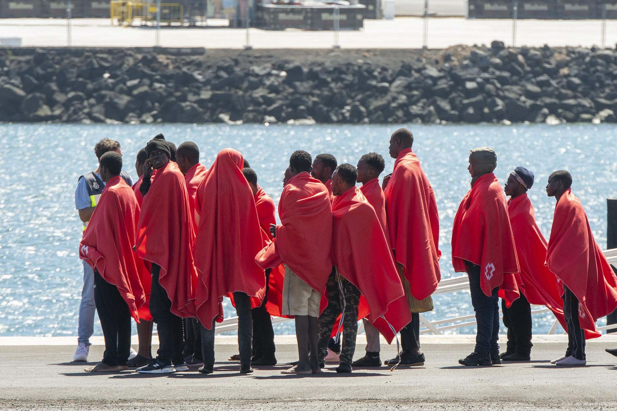 Trasladan a Lanzarote a 165 migrantes de tres pateras