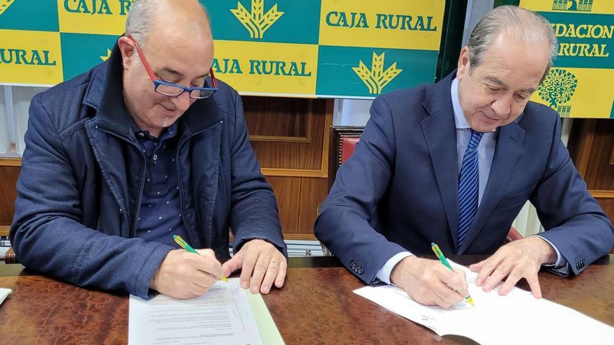 Andrés Pérez y Cipriano García firman el convenio de colaboración. |