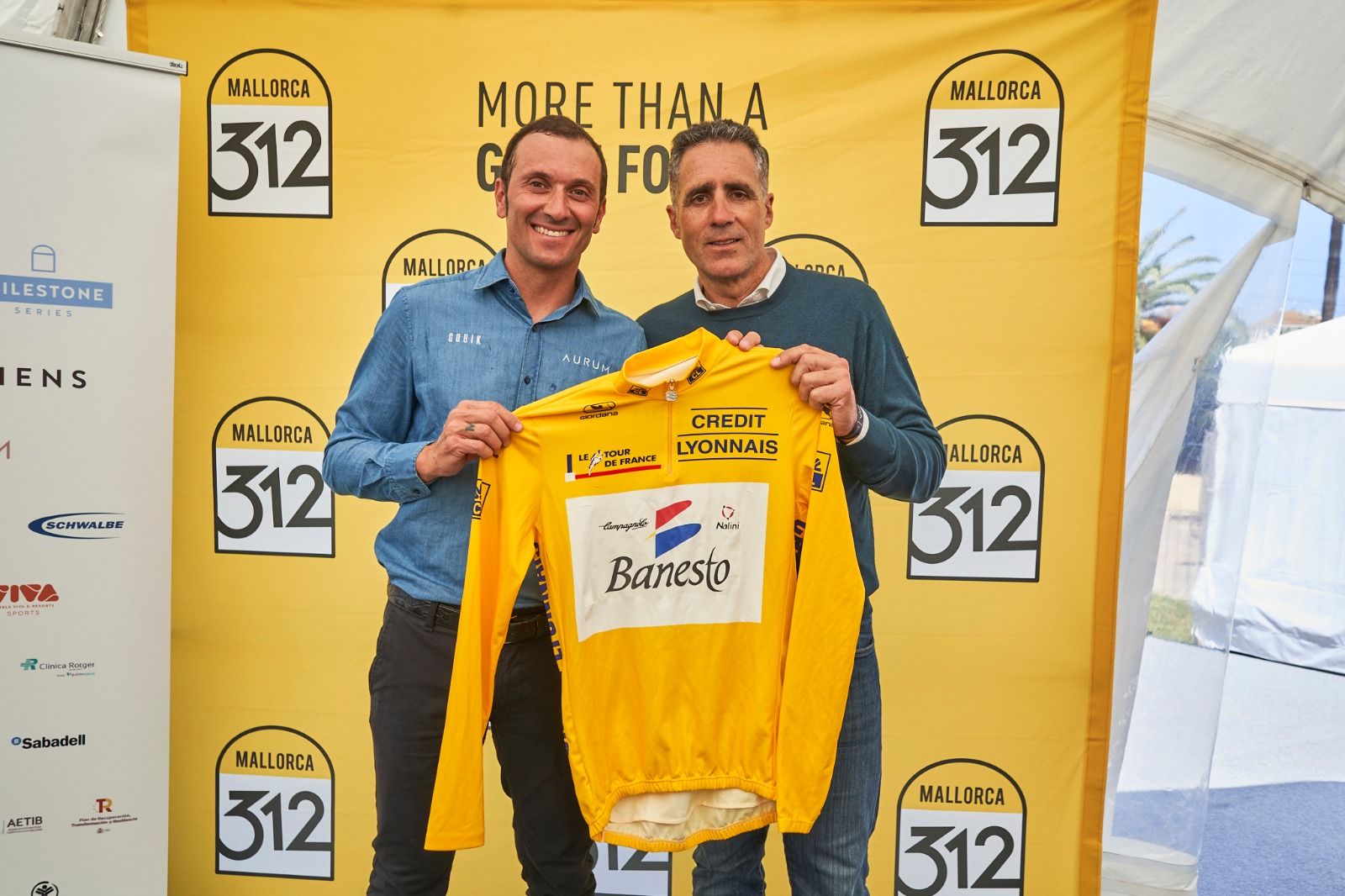 Presentación de la Mallorca 312 en la playa de Muro