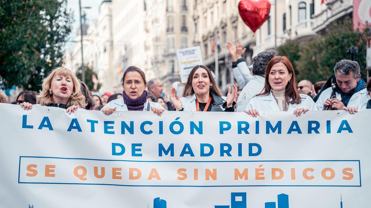 Médicos y pediatras de Atención Primaria se manifiestan entre la Consejería y la sede de la Comunidad