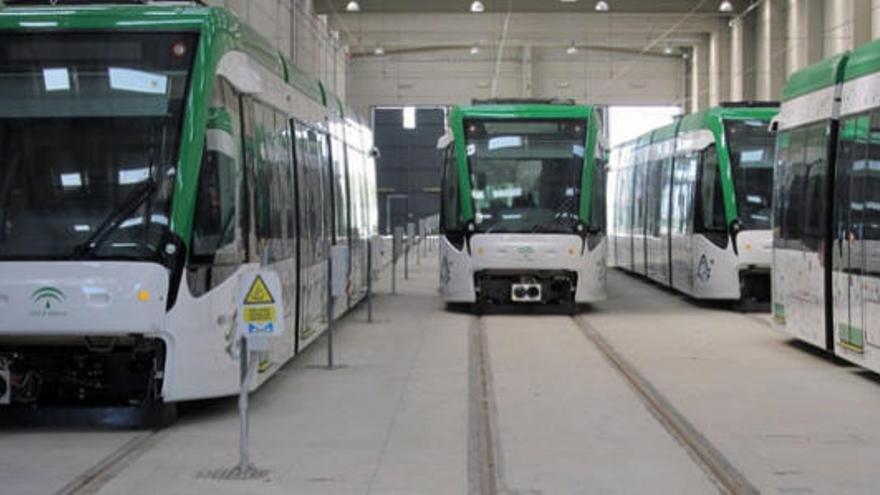 Varias unidades del metro de Málaga preparadas para su puesta en marcha.