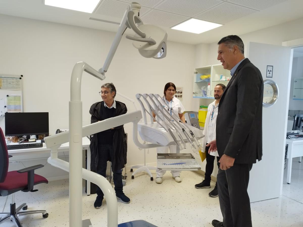La consellera de Salut, Olga Pané, y el alcalde de Badalona, Xavier Garcia Albiol, durante su visita al nuevo CAP El Gorg