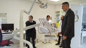 La consellera de Salut, Olga Pané, y el alcalde de Badalona, Xavier Garcia Albiol, durante su visita al nuevo CAP El Gorg