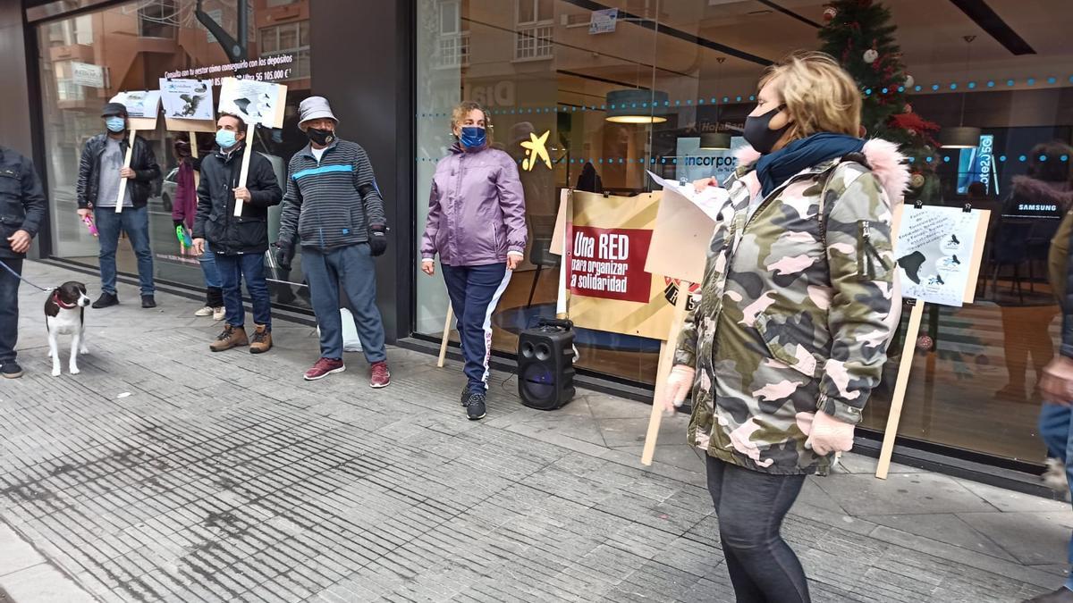 Imagen de una de las numerosas protestas de RSP &quot;Soledad Díaz&quot; en la sucursal de La Caixa en los últimos dos meses