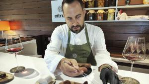Alta xarcuteria de tonyina en un oasi de tarongers