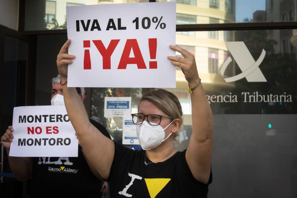 Protesta de las peluquerias en València para bajar el IVA al 10%