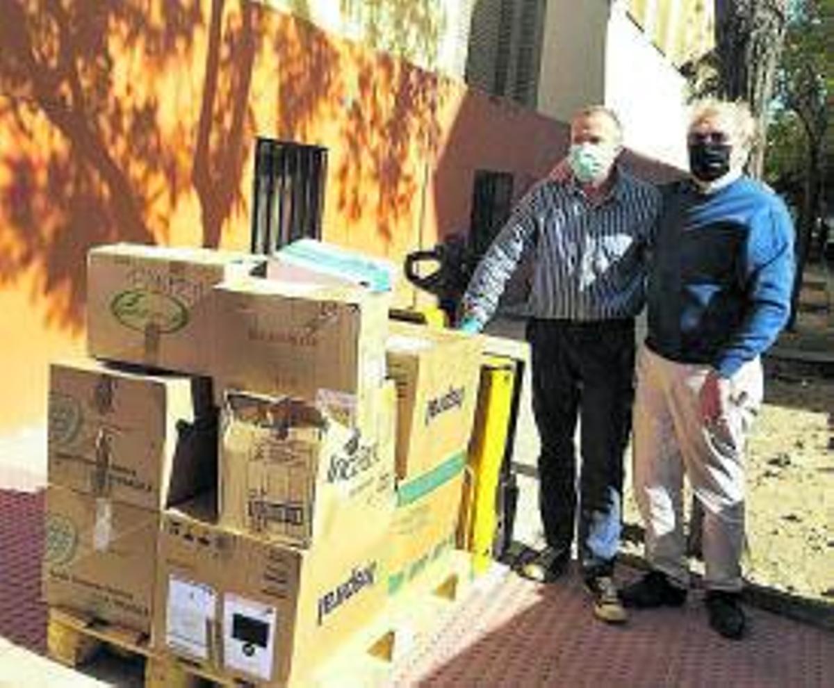 Una representación de vecinos de Paniza llevó los alimentos a la Hermandad del Refugio.
