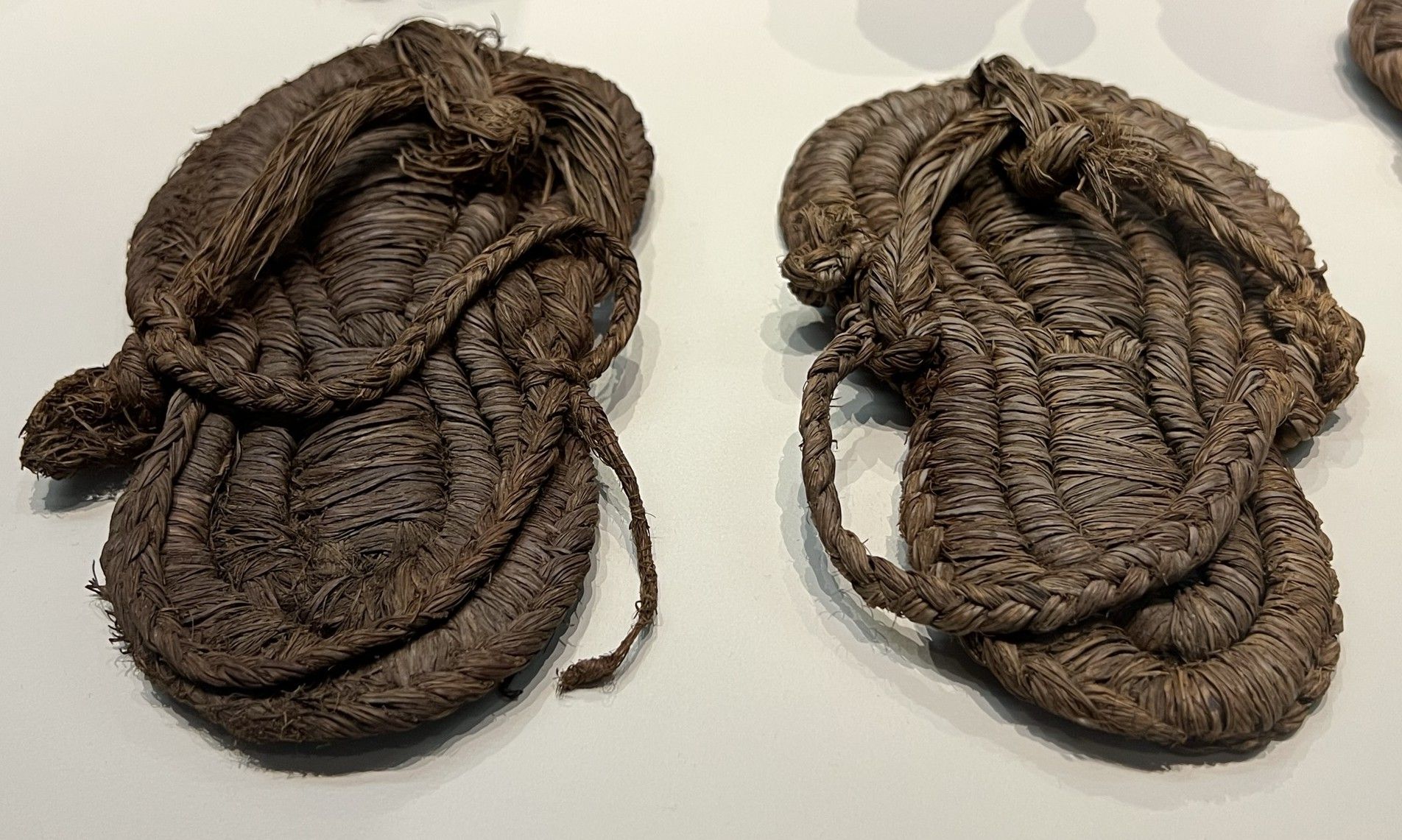 Las sandalias halladas en la Cueva de los Murciélagos