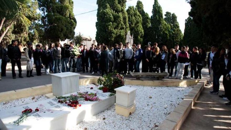 Los estudiantes, ayer, ante la tumba de Miguel Hernández.