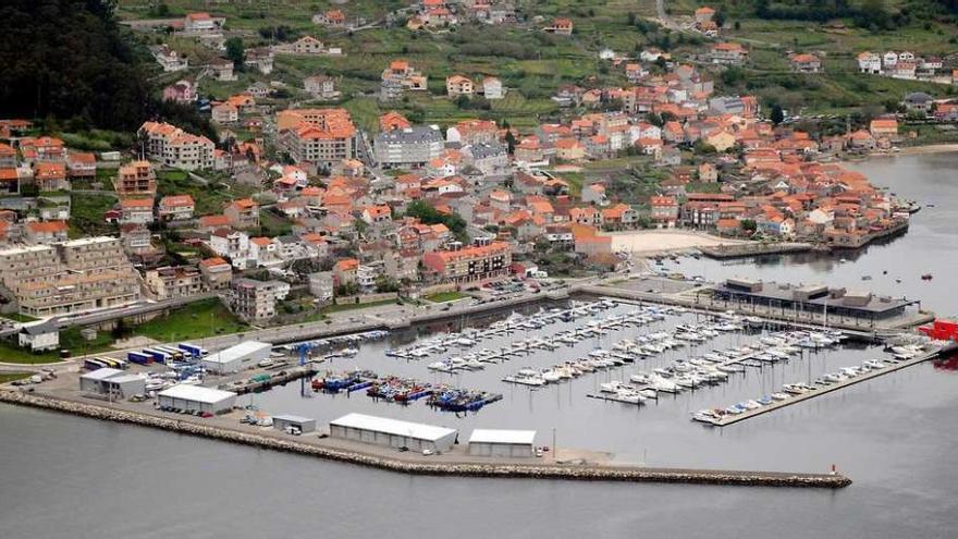 Vista general del puerto de Combarro, con la zonas más pesquera en primer término, y la lámina de pantalanes deportivos en el centro.