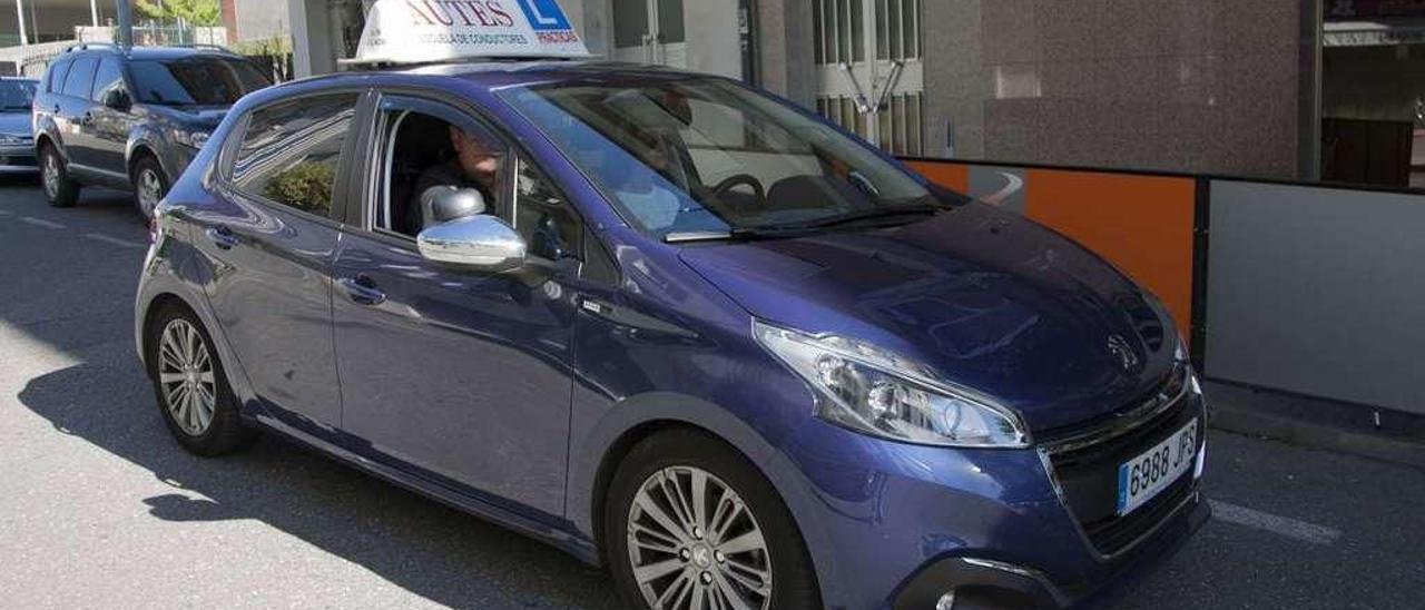 Una joven haciendo prácticas en uno de los vehículos de la autoescuela Autes. // Bernabé