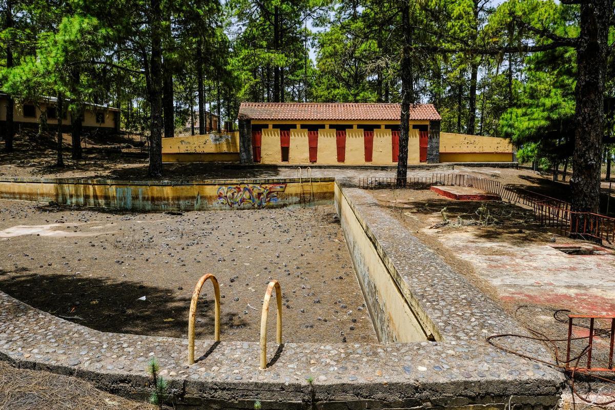 Instalaciones abandonadas del Albergue Juvenil del Pinar de Tamadaba.