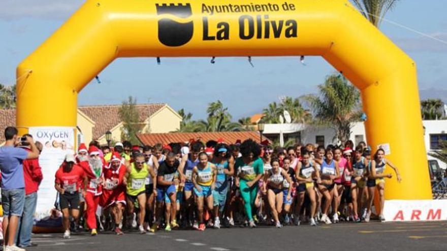 Instante de la salida de la II carrera internacional &#039;San Silvestre-Centro Comercial El Campanario&#039;, celebrada en Corralejo.  | lp/dlp