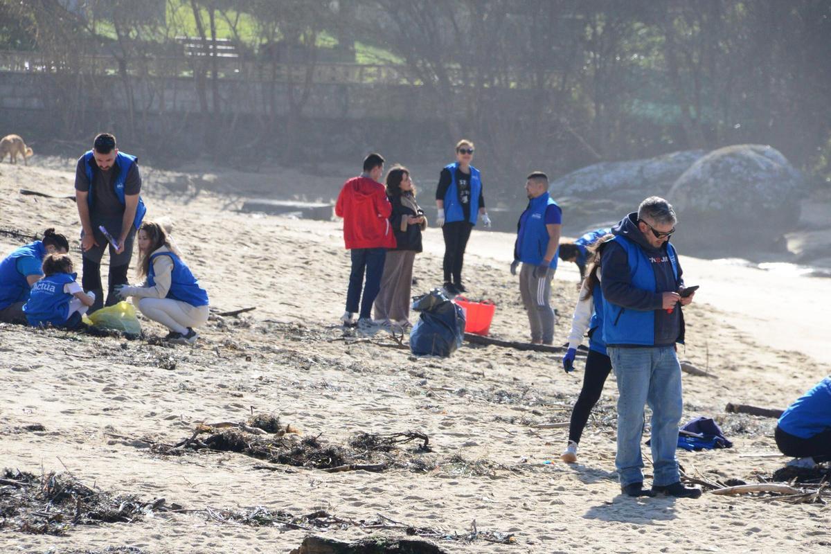 La limpieza de la playa de Area de Bon, en Bueu, en imágenes (I)