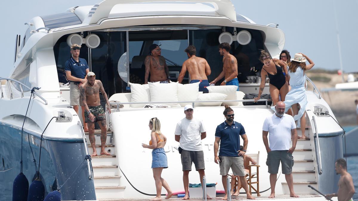 Neymar navega con un grupo de amigos en Ibiza