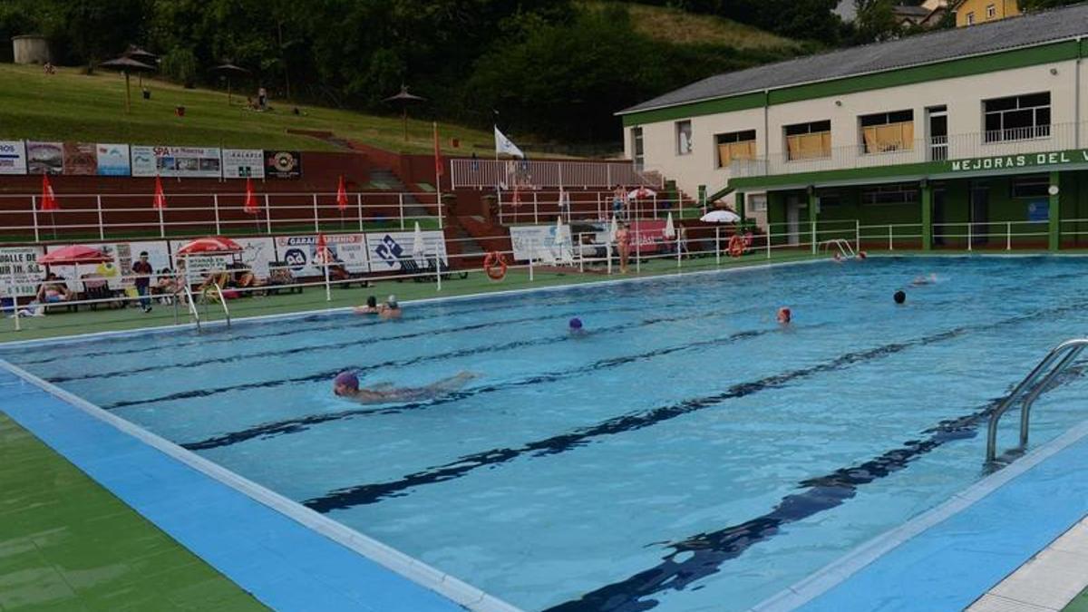 Las piscinas de Turón abrieron la temporada de baños en Mieres