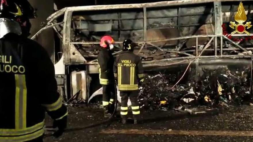 Imagen del autobús calcinado tras chocar contra un pilar.