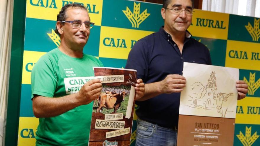 Narciso Prieto, de Caja Rural, y Rafael Caballero, alcalde de San Vitero, presentan la feria ganadera en Zamora.