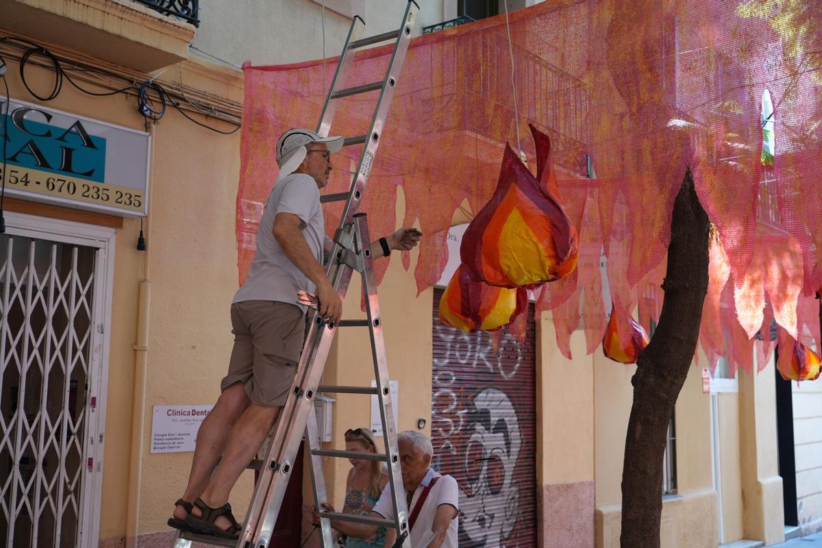Vecinos trabajando en la calle Joan Blanques del barrio de Gràcia de Barcelona