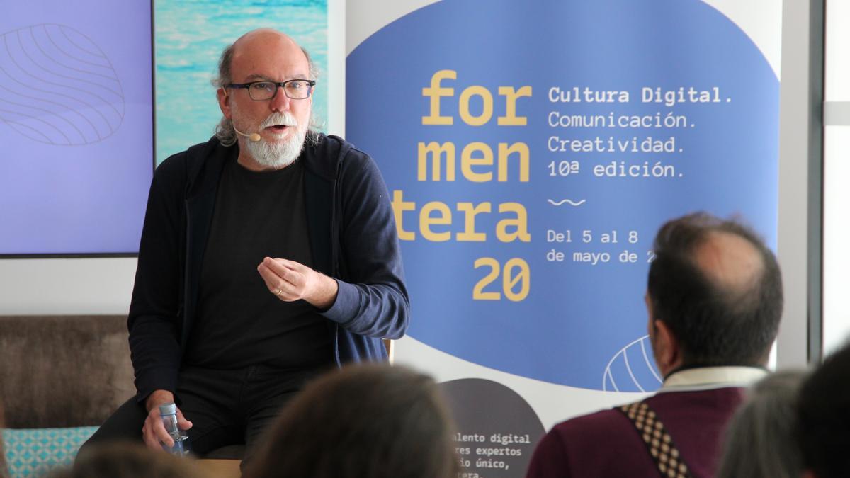 El reconocido publicista Toni Segarra, durante una charla en el congreso Formentera20