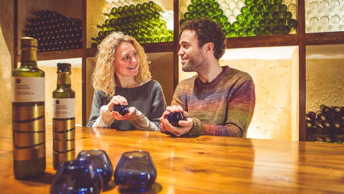 Diversas actividades de oleoturismo en Catalunya, como catas, una ruta en bicicleta entre olivares o un maridaje de aceite y quesos.