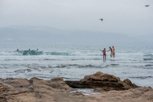 Dia de lunes festivo en la Playa del Confital