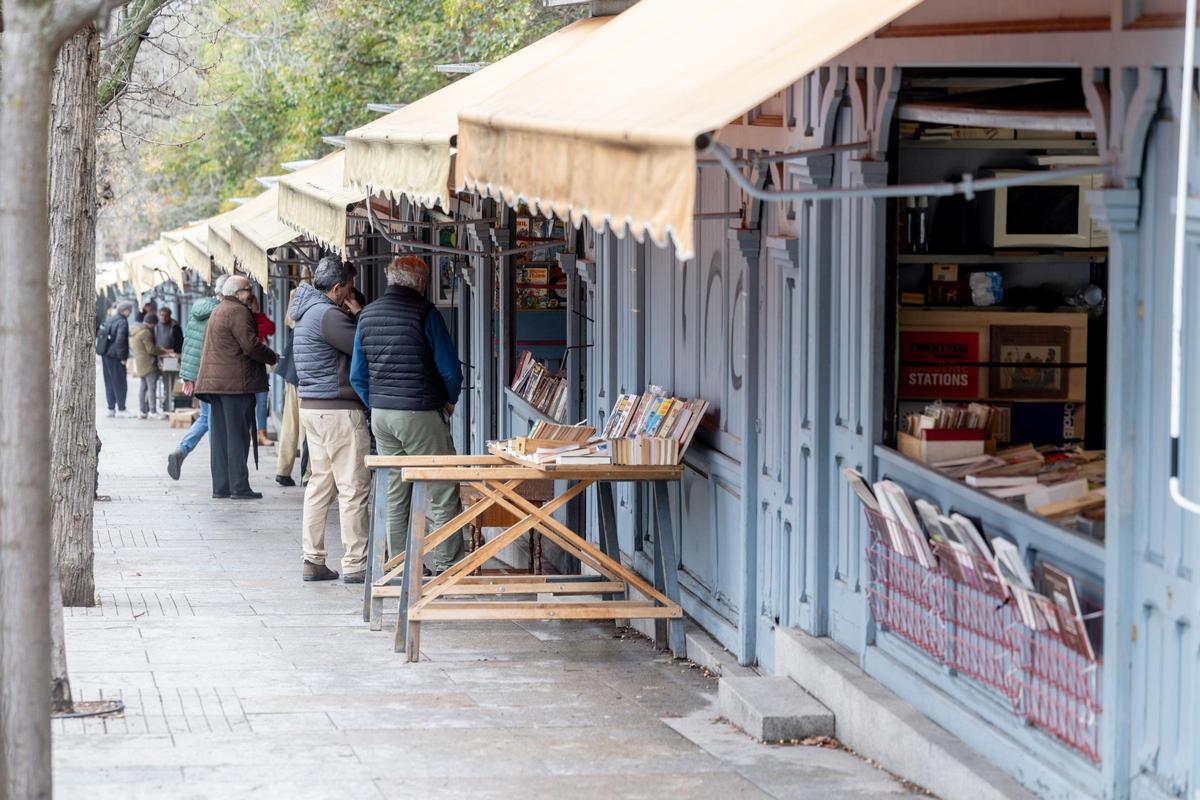 Archivo - Puestos de la Feria de libros de la Cuesta de Moyano, a 6 de marzo de 2025, en Madrid (España).