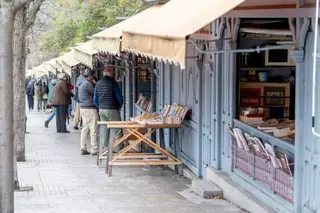 Libreros de la Cuesta de Moyano se hermanarán este jueves con representantes de Bouquinistes de París en su centenario